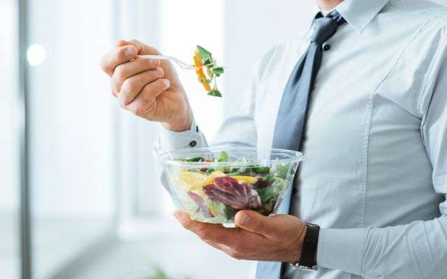 Está com sobrecarga de trabalho? Veja essas 5 dicas para manter sua alimentação saudável!