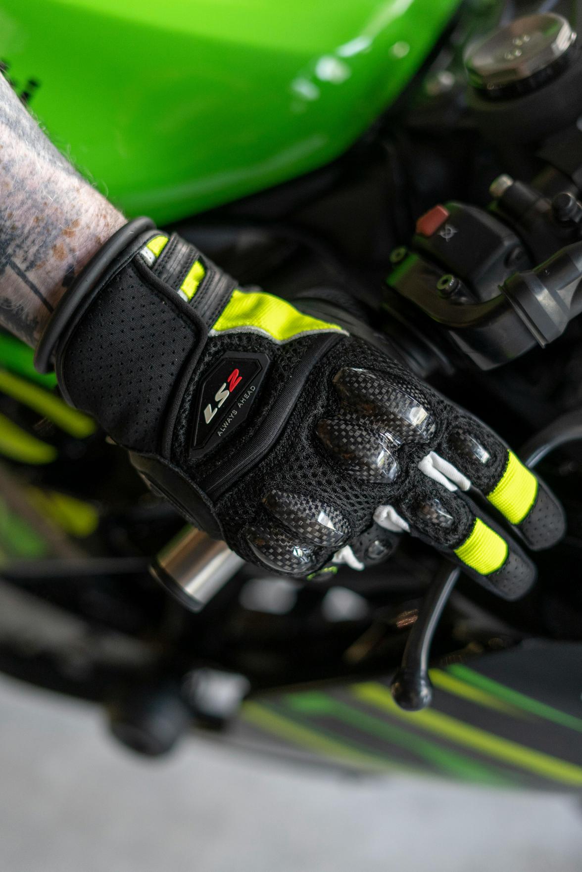 Melhores Capacetes de Moto em 2023: Como Escolher o Equipamento Ideal para a Sua Segurança e Estilo