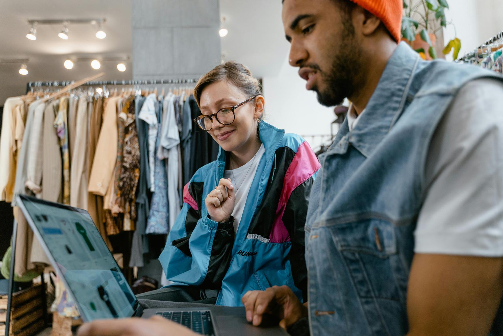 Estratégias Criativas para Impulsionar sua Carreira na Moda com Inovação e Tecnologia